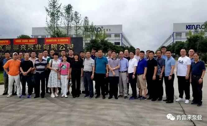 与会人员在遵义开云手机站官方版在线登入-开云(中国)有限公司大门口合影留念